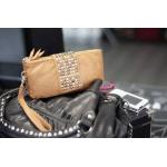 กระเป๋าสตางค์ผู้หญิง กระเป๋าสตางค์แบบสาวร๊อค หนังนิ่ม สีเบจ ใส่โทรศัพท์ได้