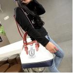 กระเป๋าถือ กระเป๋าสะพาย ผู้หญิง สีขาว ตัดกับสีแดง แฟชั่น วัยรุ่น อังกฤษ กระเป๋าหนัง pu แบบสวย มีดีไซน์ ใส่ของได้เยอะค่ะ 919562