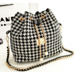 กระเป๋าสะพายข้าง ขนาดกลาง ทรงถุงหูรูด กระเป๋าสะพายผู้หญิง แบบเก๋ ผ้าแคนวาส แฟชั่น ไฮโซ ลายตารางสก๊อต ดำสลับขาว no 263739_3