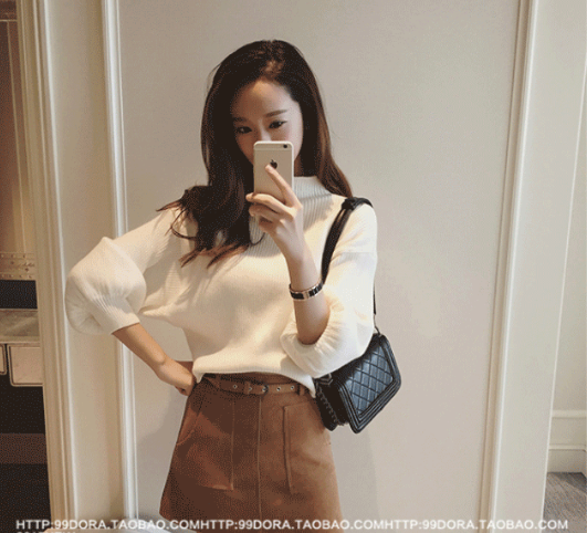 เสื้อแขนยาวคอตั้ง สีขาว ทรงสวย ผ้าไม่หนา มีลายในตัว พร้อมส่ง