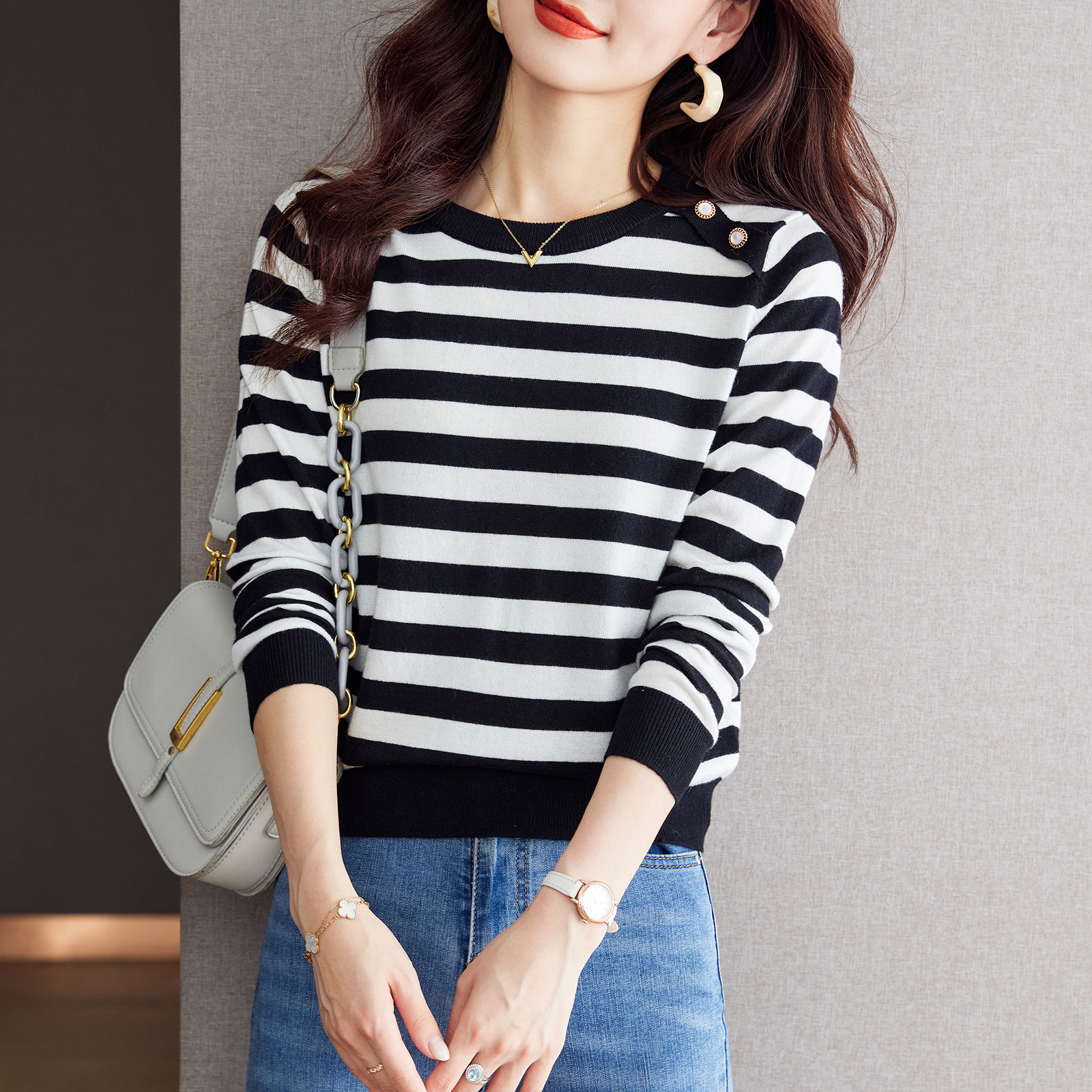 เสื้อเชิ้ตผู้หญิงแขนยาว เสื้อเชิ้ตผู้หญิงใส่ทํางาน 390 บาทต่อชิ้น ฟรีค่าจัดส่ง