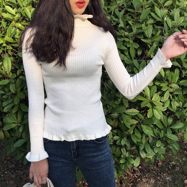 สีขาว : เสื้อไหมพรมคอเต่า ผ้านุ่ม แต่งช่วงปลายคอ แขน ชายเสื้อ ผ้าร่องมี texture ในตัว งานดี ยืดได้เยอะ