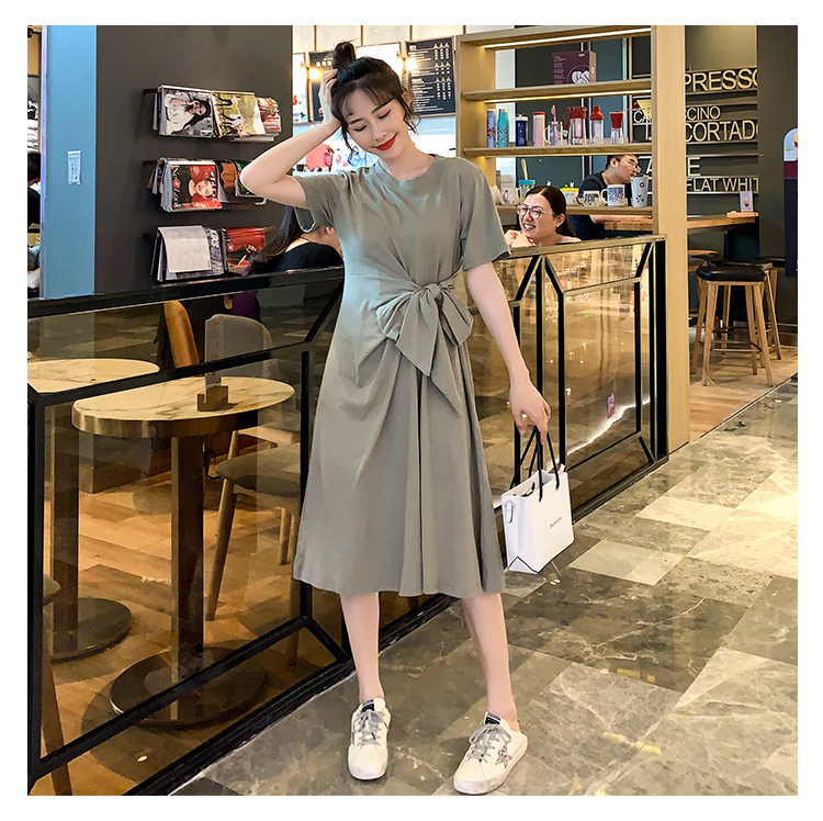Dress4656 เดรสยาวสีเอิร์ธโทนสไตล์มินิมอล ผูกโบว์ช่วงเอวดูมีดีเทล ผ้าคอตตอนเนื้อดีนุ่มใส่สบาย งานสวยใส่ง่ายดีเทลน่ารักเรียบๆ เท่ๆ ดูมีสไตล์ไม่ซ้ำใคร มี 2 สี ดำ, เขียวหม่น