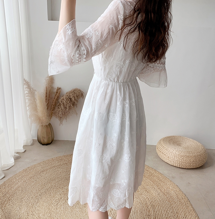 Dress4720 เดรสยาวชีฟองสีขาวปักลูกไม้ลายดอกทั้งตัว คอวีแต่งเชือกผูกไขว้ แขนยาวสี่ส่วนระบายแต่งลูกไม้ ซิปข้าง เอวสม็อคยางยืด ผ้าชีฟองเกรดพรีเมียมเนื้อดีนุ่มน่าใส่ มีซับในอย่างดี งานสวยหรูดีเทลดีงามดูสวยแพง ใส่เที่ยว/ใส่ออกงานได้