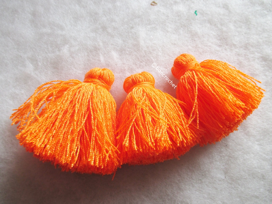 พู่แบบหนาฟู ขนาด 2 นิ้ว 4 ply tassel crochet acrylic yarn 4 ply ส้ม 2 นิ้ว