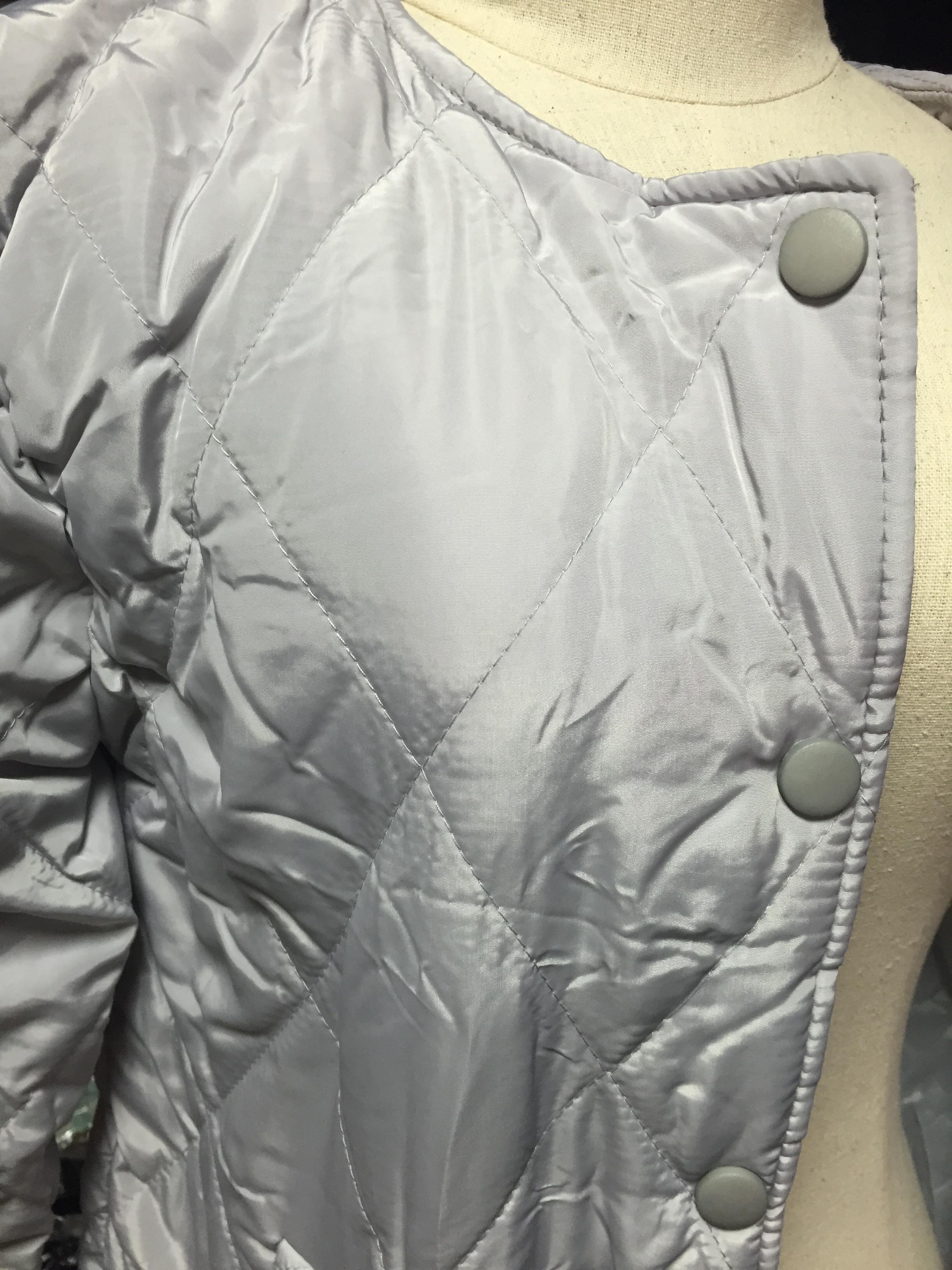 มีตำหนิ** ด้ายเย็บลายหลุดเป็นบางจุด ไม่มีผลต่อการใส่ เสื้อโค้ทกันหนาว ตัวยาว สีเทา ปักลายตาราง ผ้าร่มเนื้อดีกันลม กระดุมหน้า เกาหลีมากๆ สีเทา