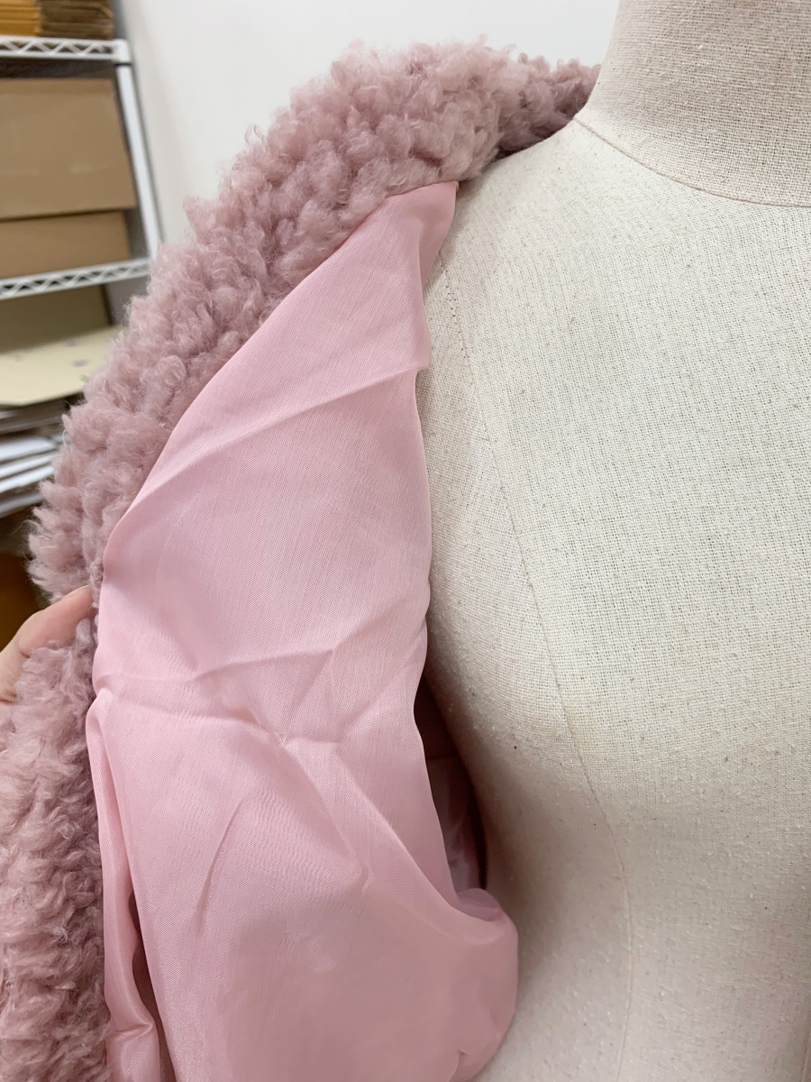 เสื้อคลุมขนแกะ ฟูๆ เนื้อเบา สีชมพูกะปิ น่ารักมากๆ ค่ะ มีผ้าซับในกันลม จั้มข้อมือ ไม่มีกระดุมน้า ชมพู