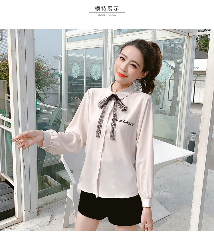 Blouse3859 เสื้อเชิ้ตแขนยาวกระดุมข้อมือสีครีม กระดุมผ่าหน้า อกปักลายตัวอักษร คอปกผูกโบว์ลูกไม้แยกชิ้น (สามารถถอดออกได้) ผ้าคอตตอนซิลค์เนื้อดีนุ่มหนามีน้ำหนักทิ้งตัว รุ่นนี้ผ้าเนื้อดีมากใส่สบายไม่ร้อนไม่ยับง่าย งานสวยดูดี ใส่เที่ยว/ใส่ทำงา