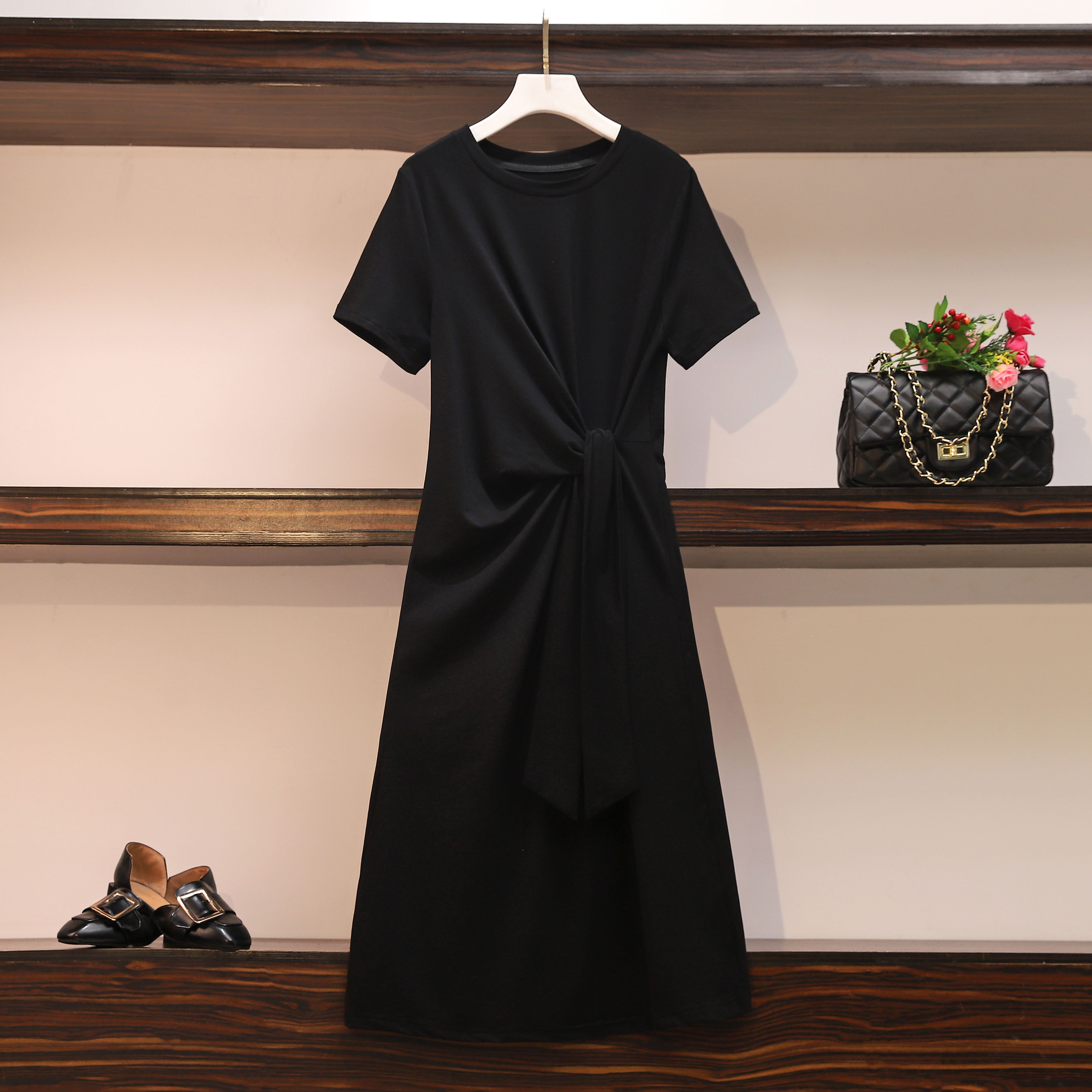 Dress4656 เดรสยาวสีเอิร์ธโทนสไตล์มินิมอล ผูกโบว์ช่วงเอวดูมีดีเทล ผ้าคอตตอนเนื้อดีนุ่มใส่สบาย งานสวยใส่ง่ายดีเทลน่ารักเรียบๆ เท่ๆ ดูมีสไตล์ไม่ซ้ำใคร มี 2 สี ดำ, เขียวหม่น