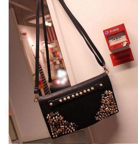 กระเป๋าคลัทช์ กระเป๋าถือ ออกงาน กลางวัน และ กลางคืน กระเป๋าหนัง ทรงแบน สีดำ กระเป๋าคลัช ติดหมุด สีทอง แฟชั่น สุดเก๋ แนว สาวไฮโซ 384180