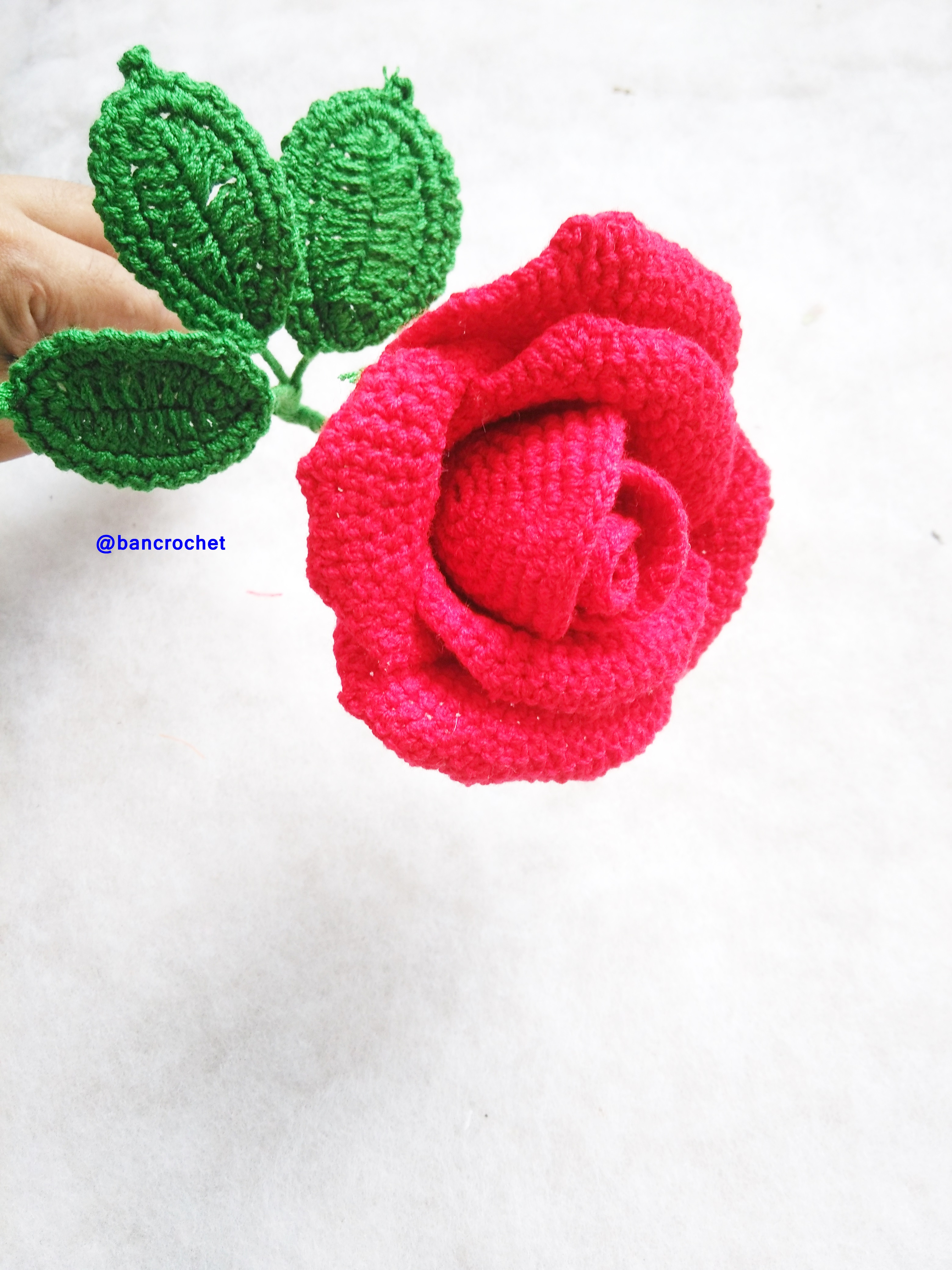 Bancrochet ดอกกุหลาบถักโครเชต์ crochet roses แดง 12 นิ้ว