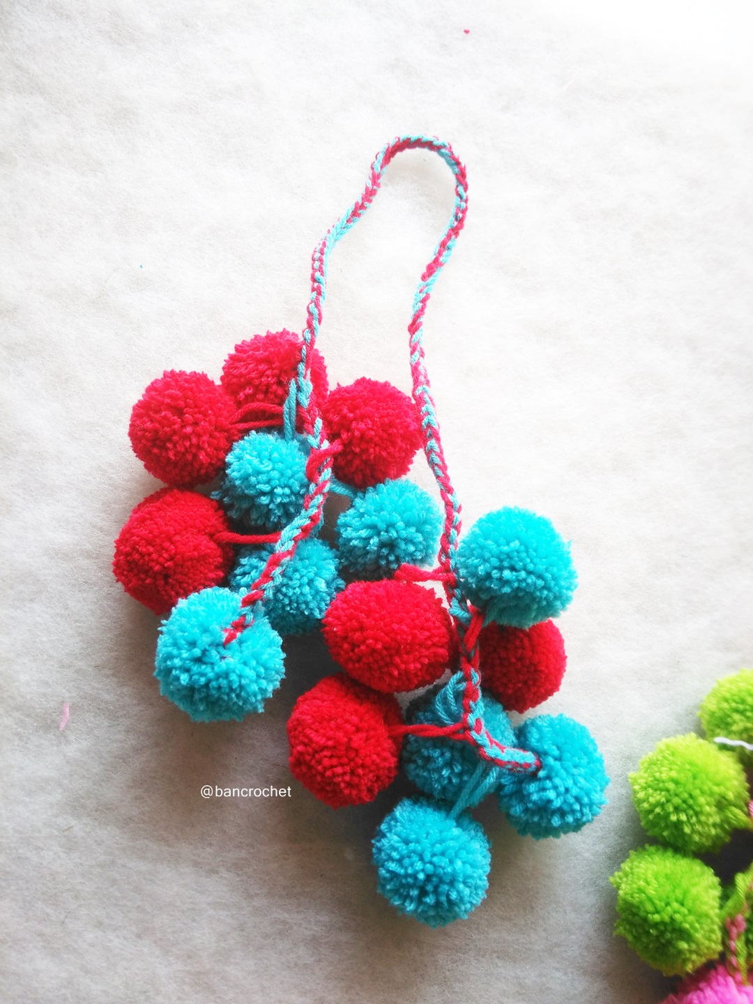 Bancrochet พวงกุญแจห้อยกระเป๋าปอมปอม Pompoms keychains สีแดง/ฟ้า 10-12 นิ้ว