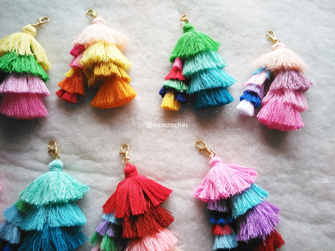 Bancrochet พวงกุญแจพู่ห้อยกระเป๋า tassels pompoms keychains (เฉพาะขายส่ง อันละ 100 บาท สั่ง 12 ชิ้นขึ้นไป only wholesale) หลากสี 5.5-6นิ้ว