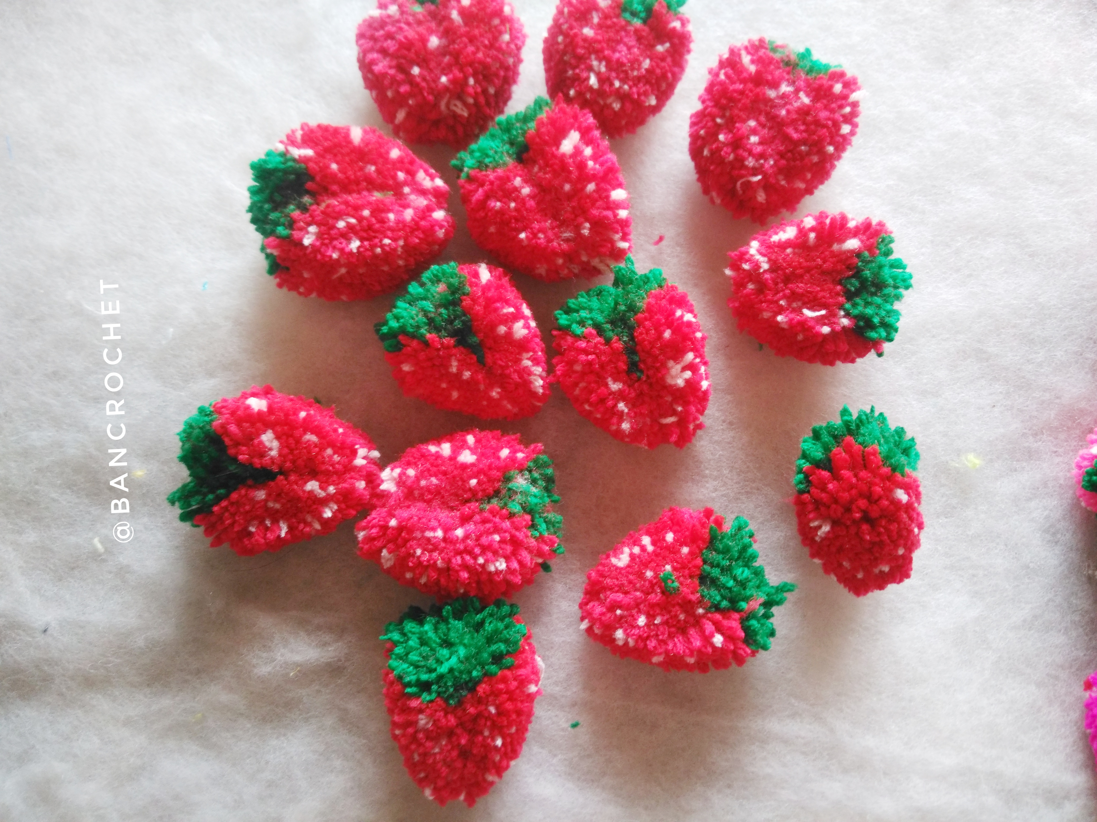Bancrochet ปอมปอมสตรอเบอรี่ (เฉพาะราคาส่ง) pompoms strawberry (only wholesale) สำเนา หลากสี/mix 2 นิ้ว/ 2 inch