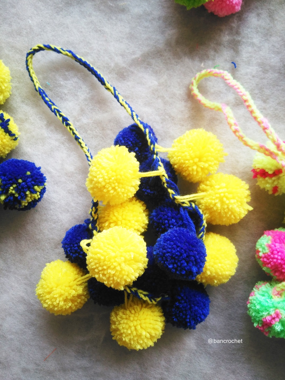 Bancrochet พวงกุญแจห้อยกระเป๋าปอมปอม Pompoms keychains เหลือง/น้ำเงิน 10-12 นิ้ว รวมสาย