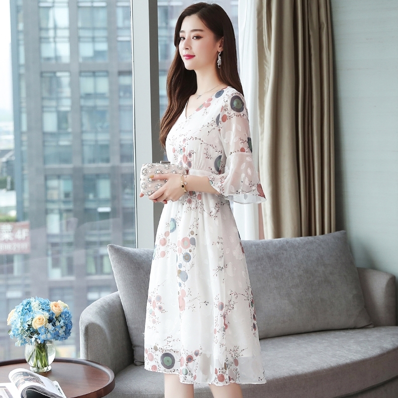 Dress4396 เดรสยาวลายดอกไม้พื้นสีขาว แขนสามส่วนระบาย ซิปข้างใส่ง่าย มีซับในอย่างดีทั้งชุด ทรงคอวีใส่แล้วดูเพรียว
