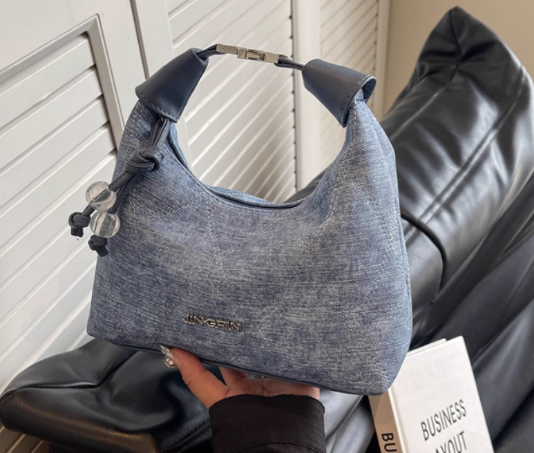 กระเป๋าสะพายข้าง ผู้หญิง ผ้ายีนส์ กระเป๋าสะพายใหญ่ สวย ๆ ผสมผสาน กับหนังแท้ อย่างลงตัว 217973