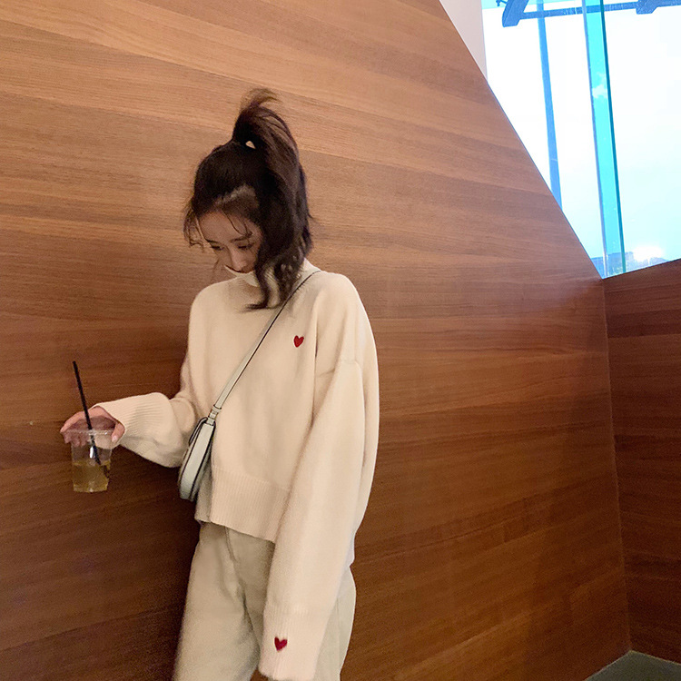 ห้ามพลาด Sweater เสื้อสเวทเตอร์ไหมพรม คอเต่า แต่งลายปักหัวใจ งานดี ไหมพรมเนื้อดี สายเกาหลีห้ามพลาดน้าาา ครีม freesize