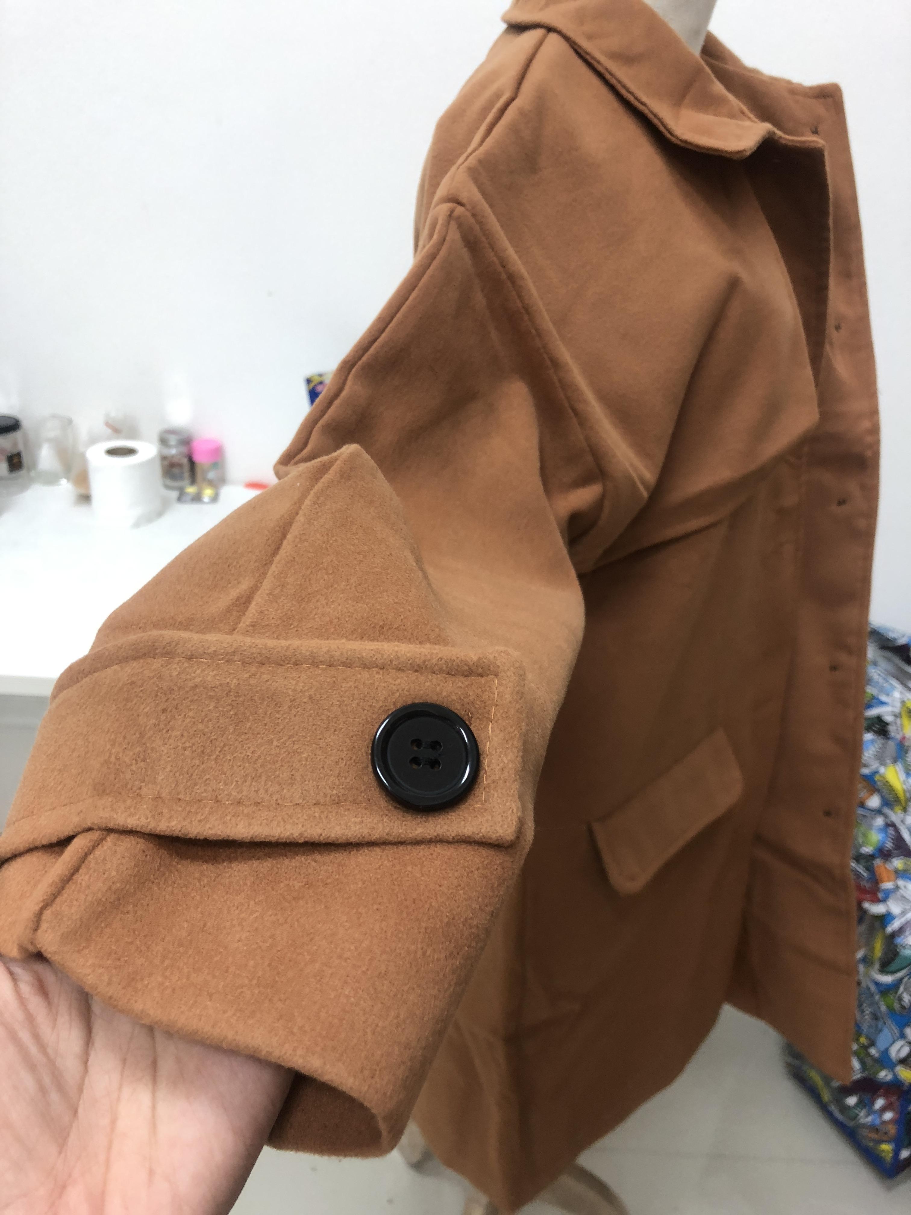 OverCoat เสื้อโค้ทกันหนาว สไตล์เกาหลี แต่งดีเทลเยอะ ทรงโคล่งสีน้ำตาล ผ้าวูลผสมเนื้อดี บุซับในกันลม พร้อมส่ง same pic