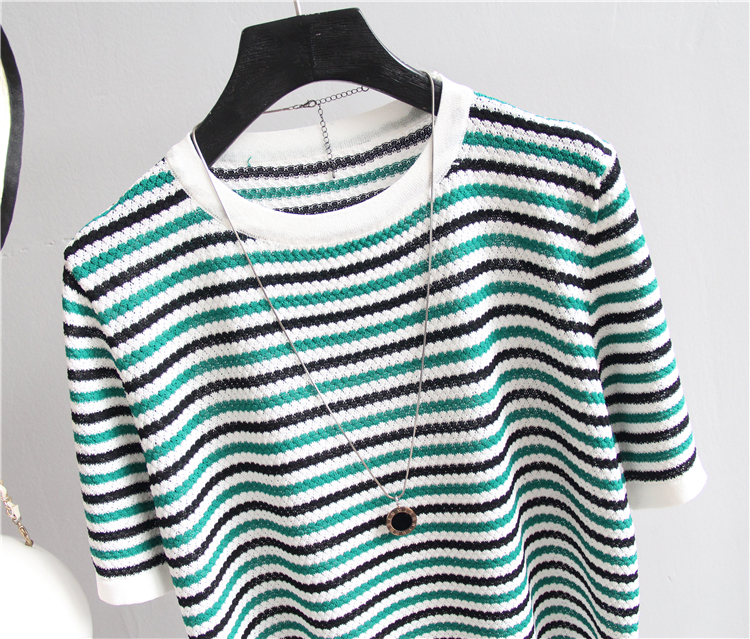 Blouse4037 เสื้อแฟชั่นนำเข้า เสื้อไหมพรมลายริ้วโทนสีขาวเขียว งานผ้าไหมพรมเนื้อดีนุ่มเนียนยืดขยายได้เยอะมาก ผ้ามีน้ำหนักทิ้งตัว ทรงปล่อยใส่สบาย งานสวยใส่ง่ายน่ารักมาก แมทช์กับอะไรก็เข้า
