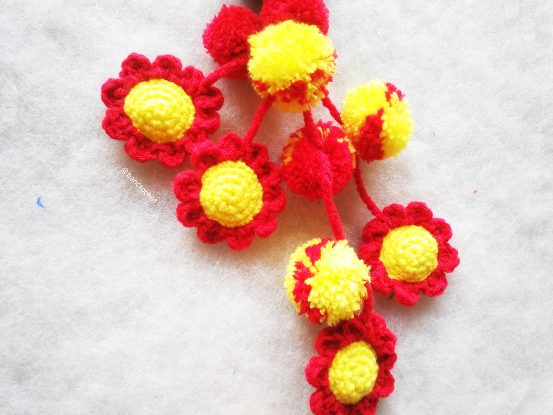 Bancrochet พวงกุญแจห้อยกระเป๋าหมีน้อยสีแดง red bear sunflowers keychains สีแดง 10 นิ้ว