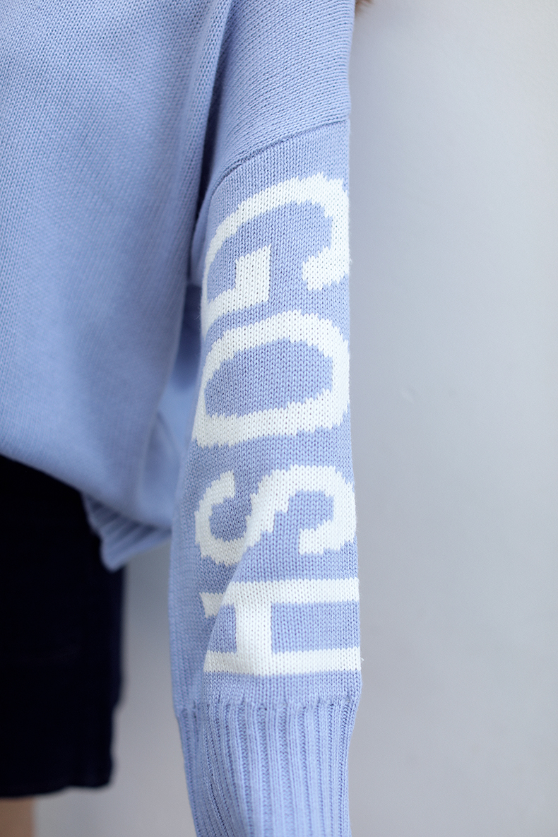 เสื้อไหมพรมตัวโคล่ง สีฟ้า ไหมพรมเนื้อนิ่ม ไม่หนามาก ยืดได้เยอะ ใครชอบแนวสาวเกาหลี พลาดไม่ได้จ้า