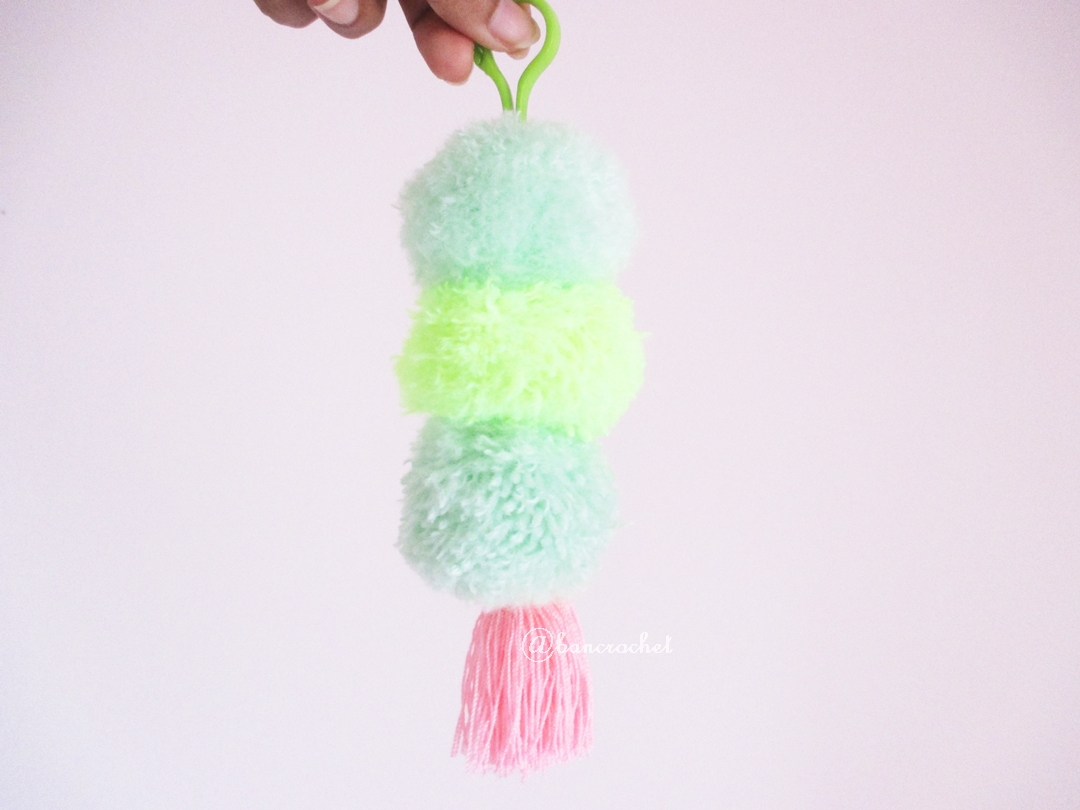 พวงกุญแจปอมปอม pompoms crochet keychain