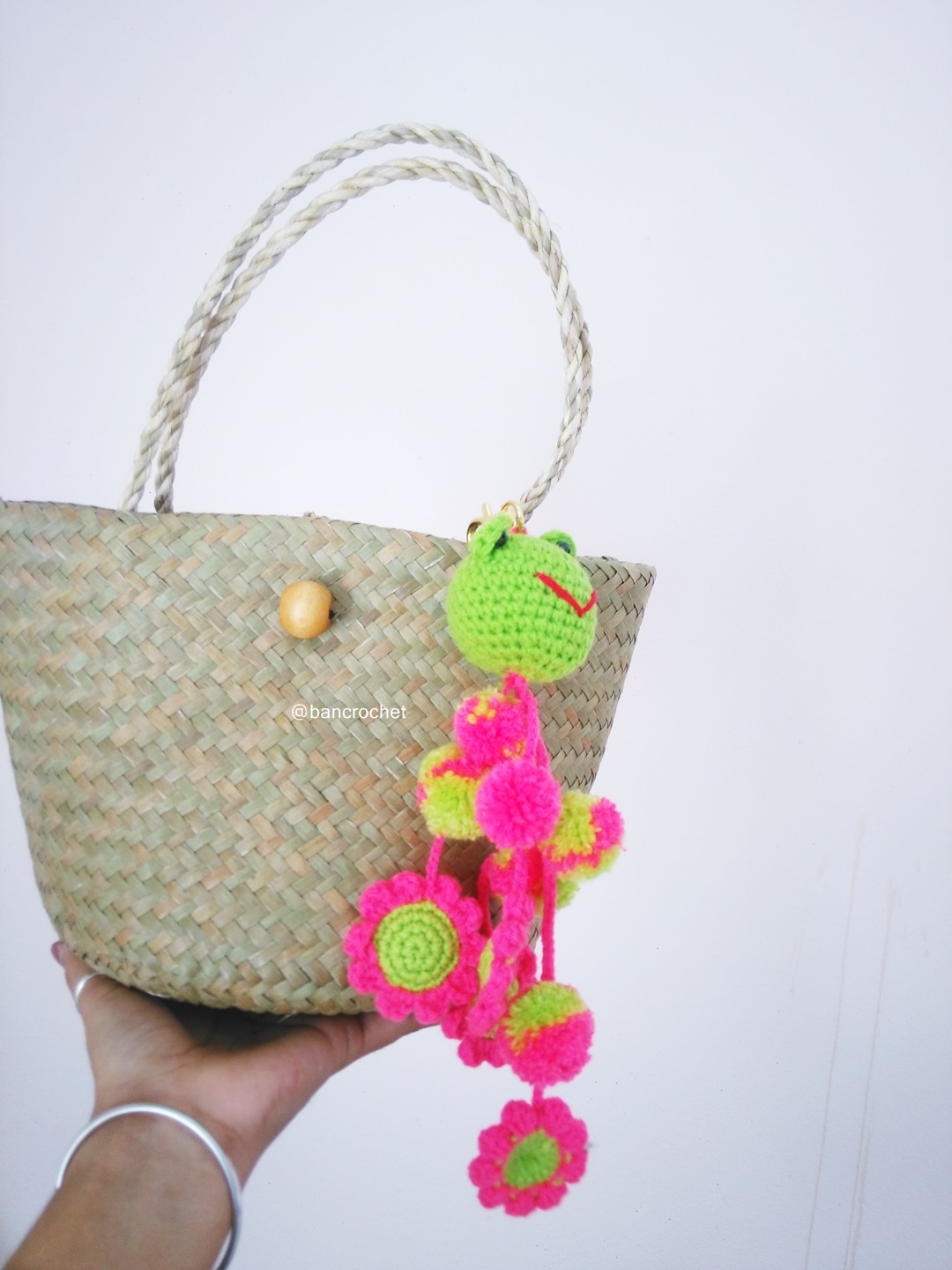 Bancrochet กระเป๋าสานกระจูดห้อยพวงกุญแจ grajood basket weave bags คละสี 7*10*7*12 นิ้ว