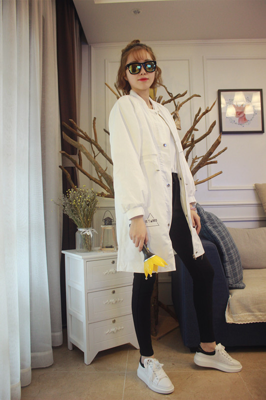 เสื้อคลุมสไตล์เกาหลี ทรงยาว ผ้าร่มเนื้อบางบุซับในช่วงอก แต่สกรีนลายจามจุดต่างๆ ดีเทลช่วงหลังเก๋ๆ พร้อมส่ง