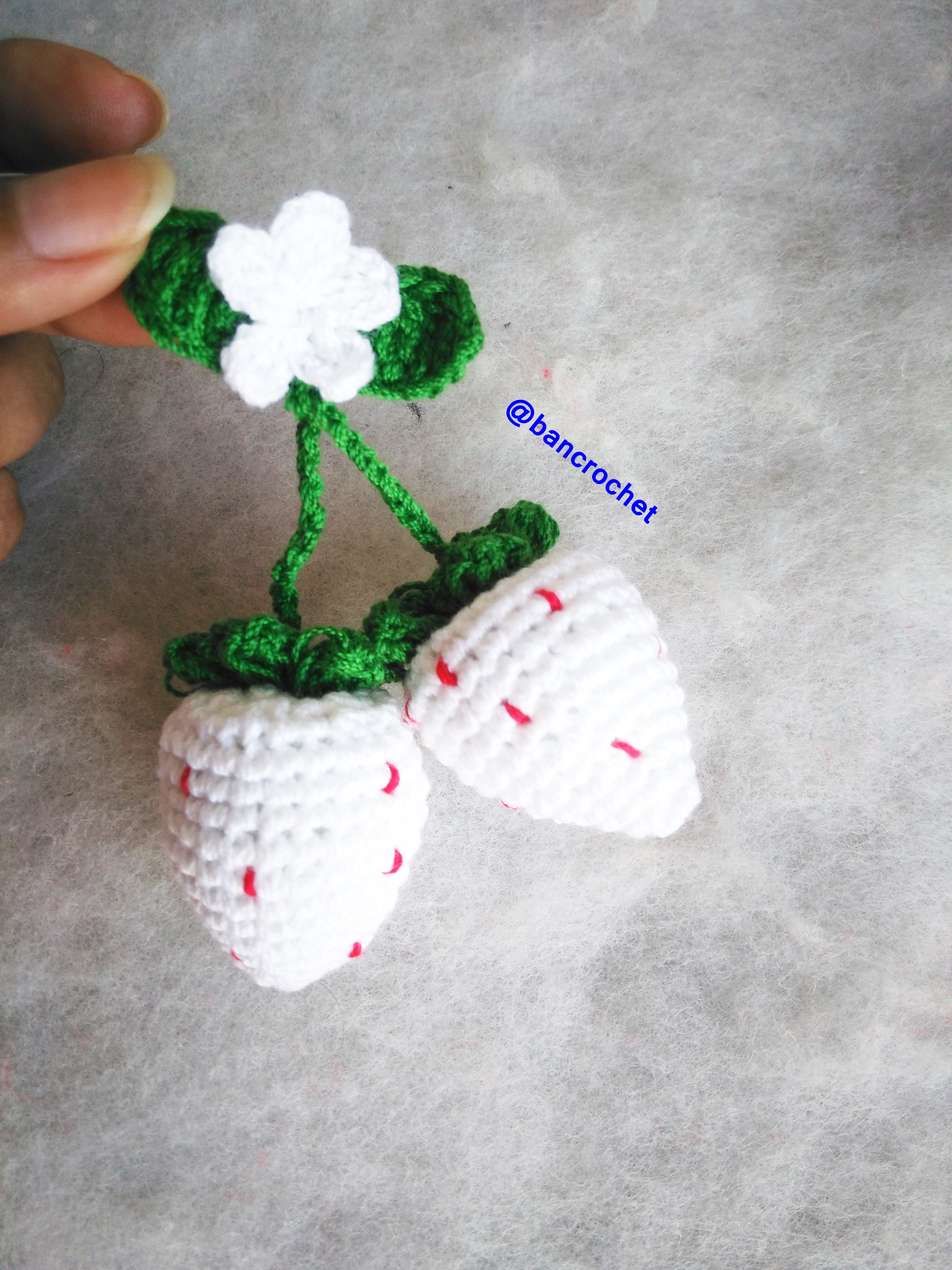 Bancrochet สตรอเบอรี่ถักโครเชต์ crochet strawberries สีขาว 2.5 นิ้ว