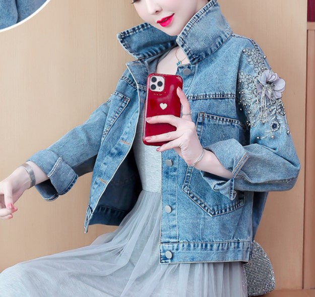 แจ็คเก็ต ยีนส์ ผู้หญิง ปัก ดอกไม้ ที่แขนเก๋ ๆ เสื้อยีนส์ ใส่เที่ยว สวย ๆ กันแดด ใส่เข้ากับ ชุดเดรส เก๋ ๆ 183998