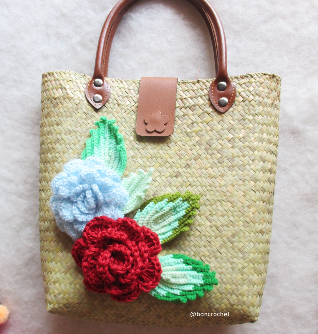 bancrochet กระเป๋ากระจูดสาน ประดับดอกไม้ ขนาด 12*4*18 นิ้ว basket weave bags ธรรมชาติ 12*4*18 นิ้ว