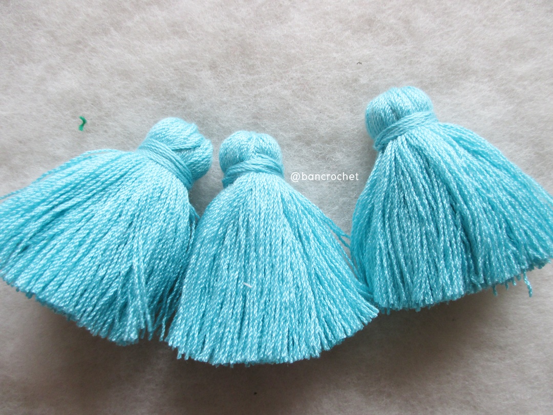 พู่แบบหนาฟู ขนาด 2 นิ้ว 4 ply tassel crochet acrylic yarn 4 ply ฟ้า 2 นิ้ว