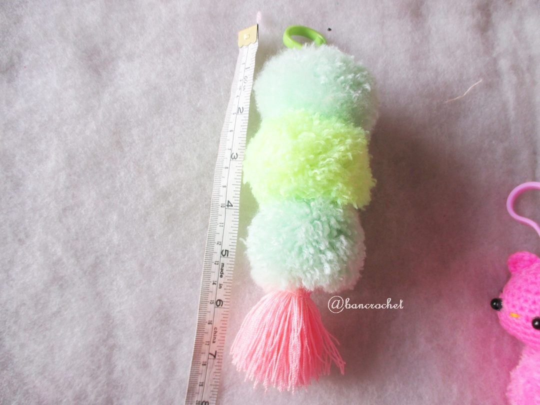 พวงกุญแจปอมปอม pompoms crochet keychain