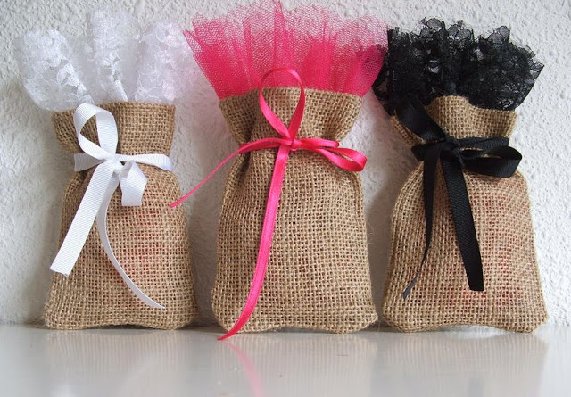 ถุงผ้ากระสอบตกแต่งขอบปากด้วยผ้าโปร่งและผ้าลูกไม้หลากหลายสีสันสดใส