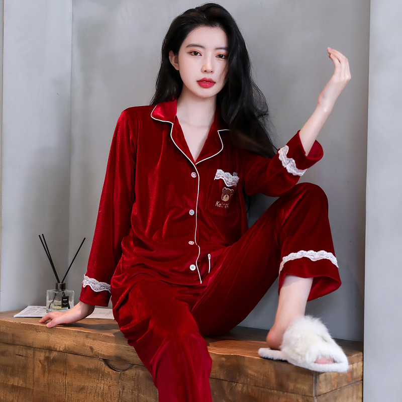 ชุดนอนผู้หญิง