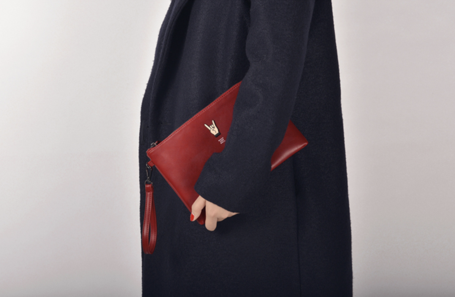 กระเป๋าคล้องมือหนัง ใบใหญ่ สีแดง แนวๆเก๋ๆ พร้อมส่ง