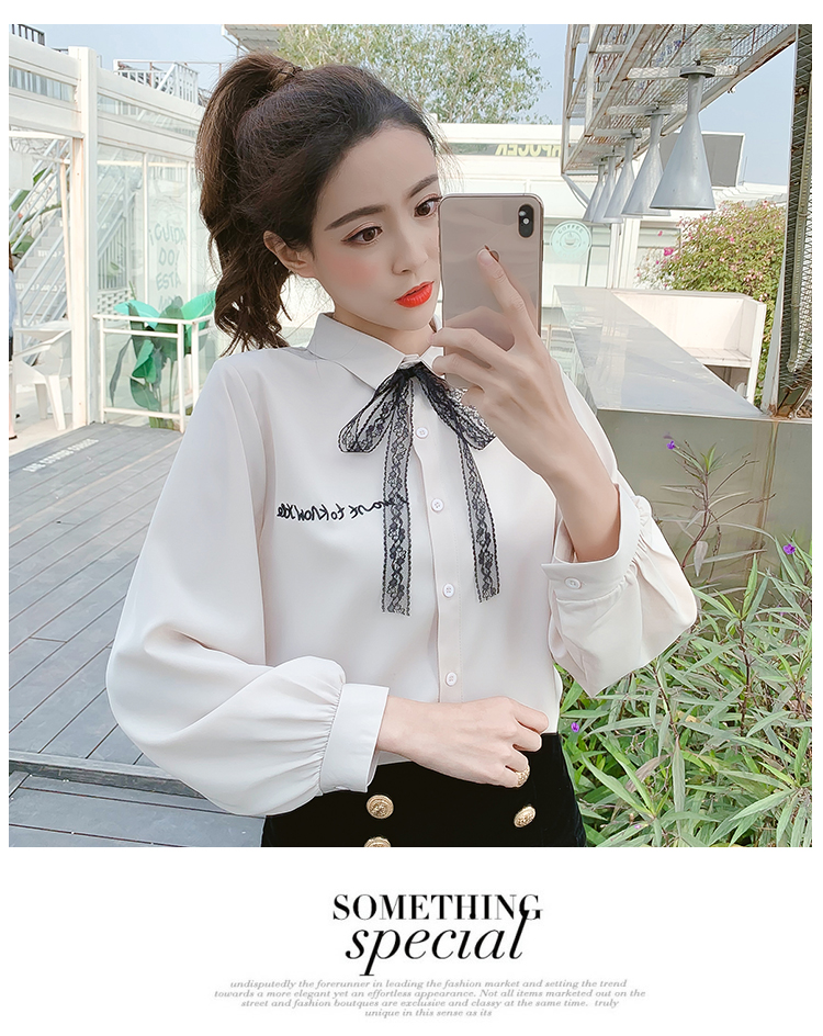 Blouse3859 เสื้อเชิ้ตแขนยาวกระดุมข้อมือสีครีม กระดุมผ่าหน้า อกปักลายตัวอักษร คอปกผูกโบว์ลูกไม้แยกชิ้น (สามารถถอดออกได้) ผ้าคอตตอนซิลค์เนื้อดีนุ่มหนามีน้ำหนักทิ้งตัว รุ่นนี้ผ้าเนื้อดีมากใส่สบายไม่ร้อนไม่ยับง่าย งานสวยดูดี ใส่เที่ยว/ใส่ทำงา