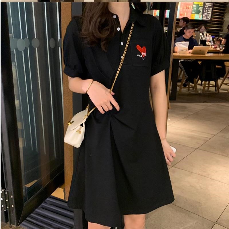 Dress4531 เดรสคอปก/เดรสโปโลสีดำ งานปักหน้าอกรูปหัวใจ กระดุมคอใช้งานได้จริง ดีเทลจับจีบช่วงเอวเก๋ๆ ผ้าคอตตอนโพลีเนื้อดีนุ่มมีน้ำหนักยืดหยุ่นสูงใส่สบาย งานสวยใส่ง่ายน่ารักมาก ใส่เที่ยว/ใส่ทำงานได้