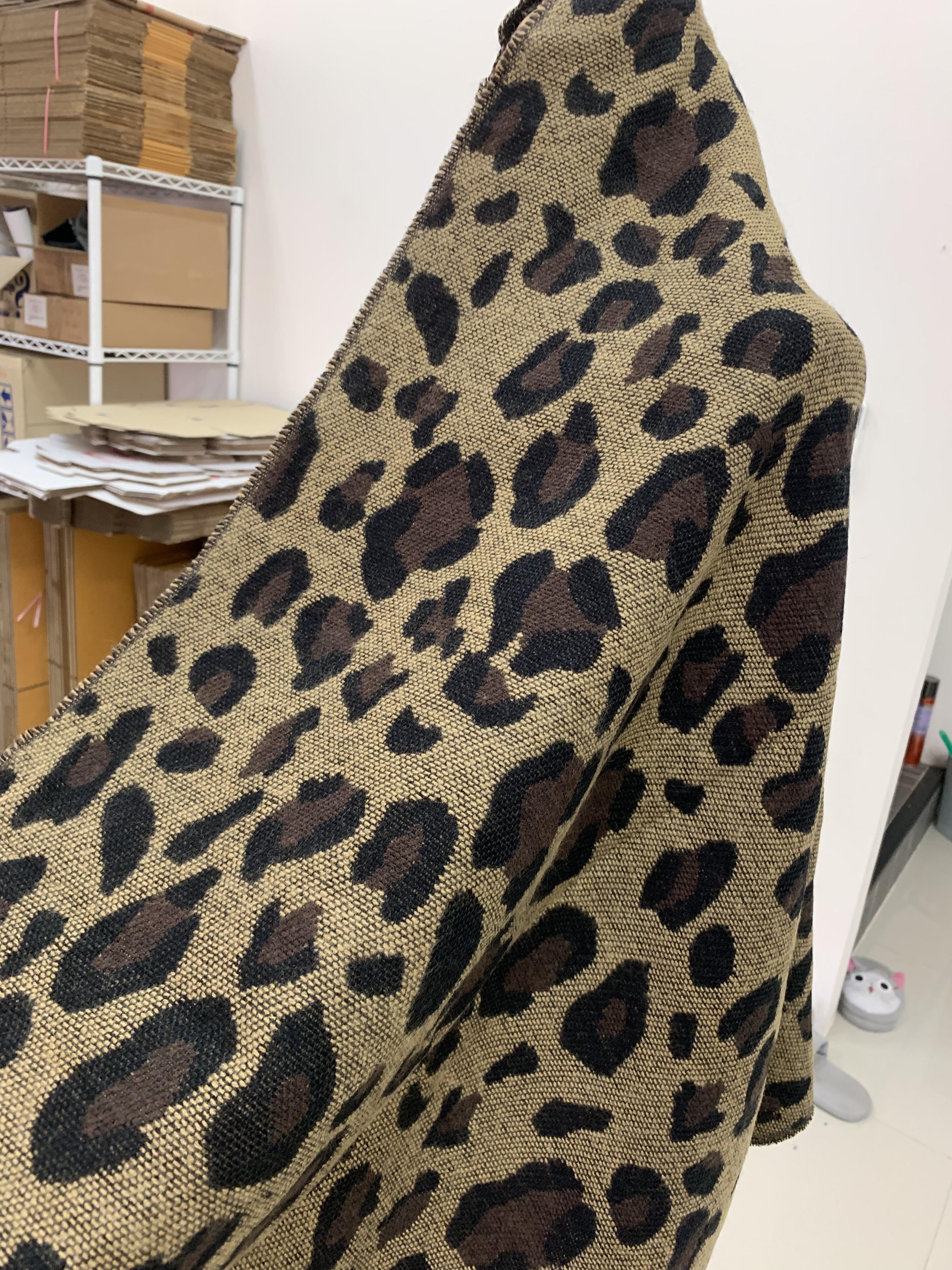 ผ้าพันคอไหมพรม ผ้าคลุมไหล่ ผืนใหญ่ ลายเสือ พร้อมส่ง same pic