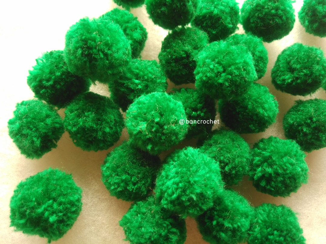 ปอมปอมไหมพรม ขนาด 2.5-3 ซม pom poms crochet เขียวเข้ม 2.5-3 ซม.