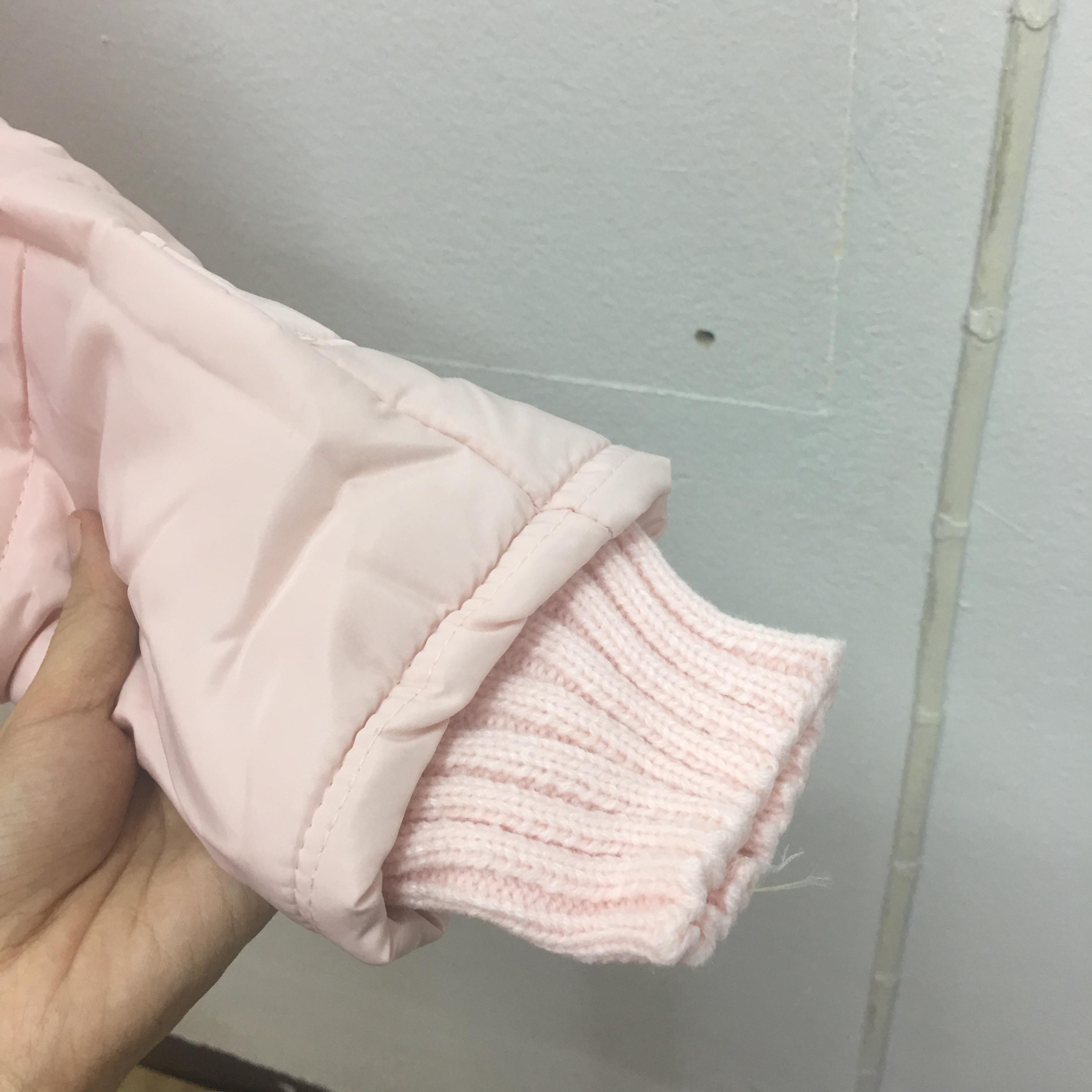 เสื้อโค้ทกันหนาว สีชมพูอ่อน ประดับเฟอร์สีขาวขนสั้นเนื้อแน่นที่ฮู้ด ผ้าร่มเนื้อดีกันลม แต่งไฟมพรมถักช่วงปลายแขนและกระเป๋า ซิปหน้า เกาหลีมากๆ พร้อมส่งเลยจ้า ชมพูหม่น แต่ออกเป็นสีชมพูมากกว่าในภาพนะคะ แต่เฟลอสีขาว น่ารักค้่่