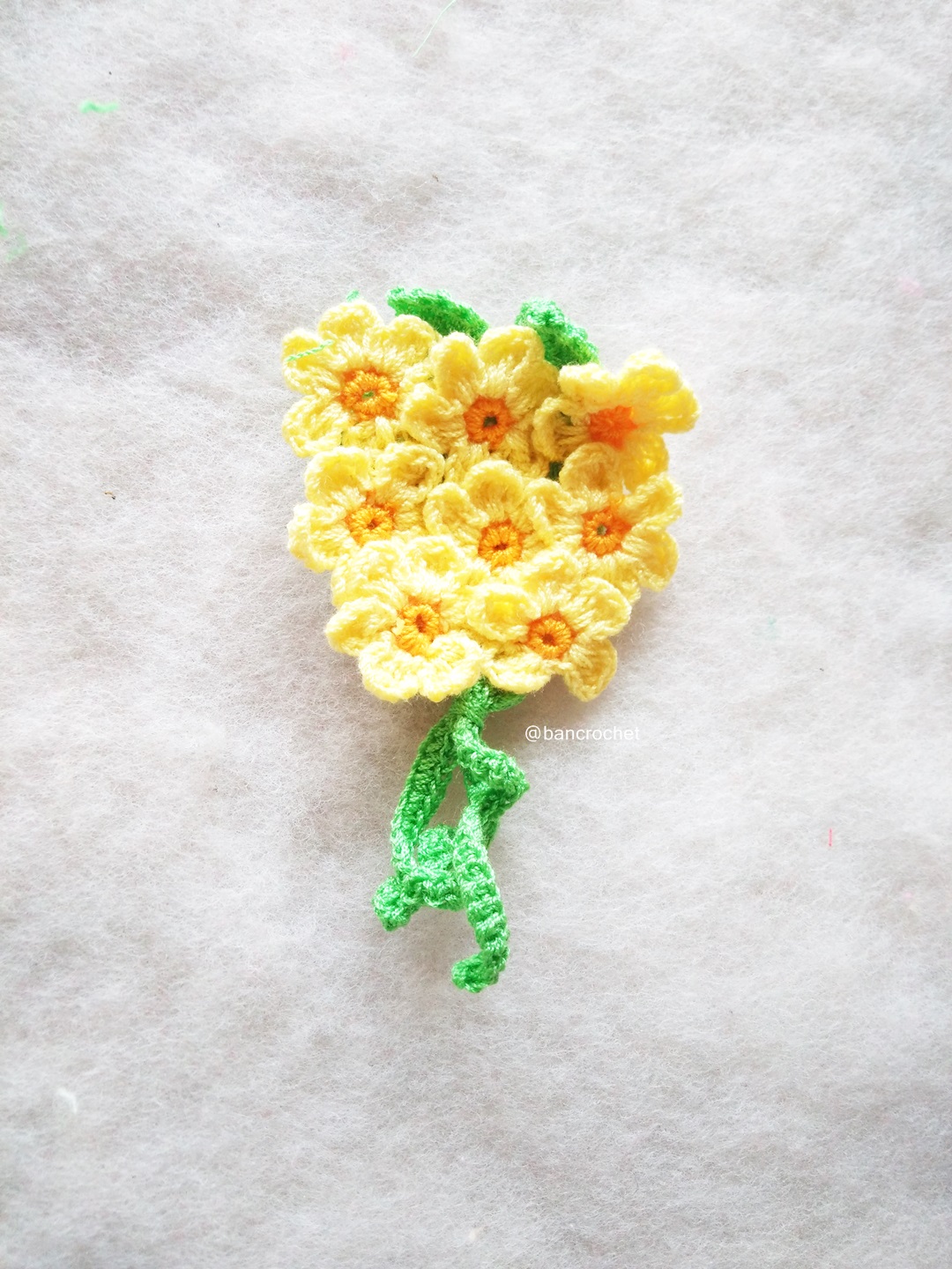 ช่อดอกไม้จิ๋วถักโครเชต์ Mini flower bouquet crochet สีเหลืองอ่อน 5 นิ้ว