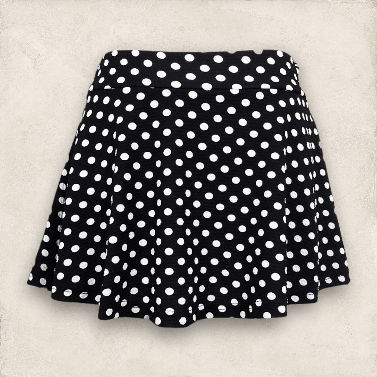 Skirt296 กางเกงกระโปรงลายจุดเล็กสีดำ ผ้าวูลเวฟ(ผ้าหนังไก่)เนื้อดีหนานิ่มมีน้ำหนักยืดหยุ่นสูงใส่สบาย โทนสีขาวดำ