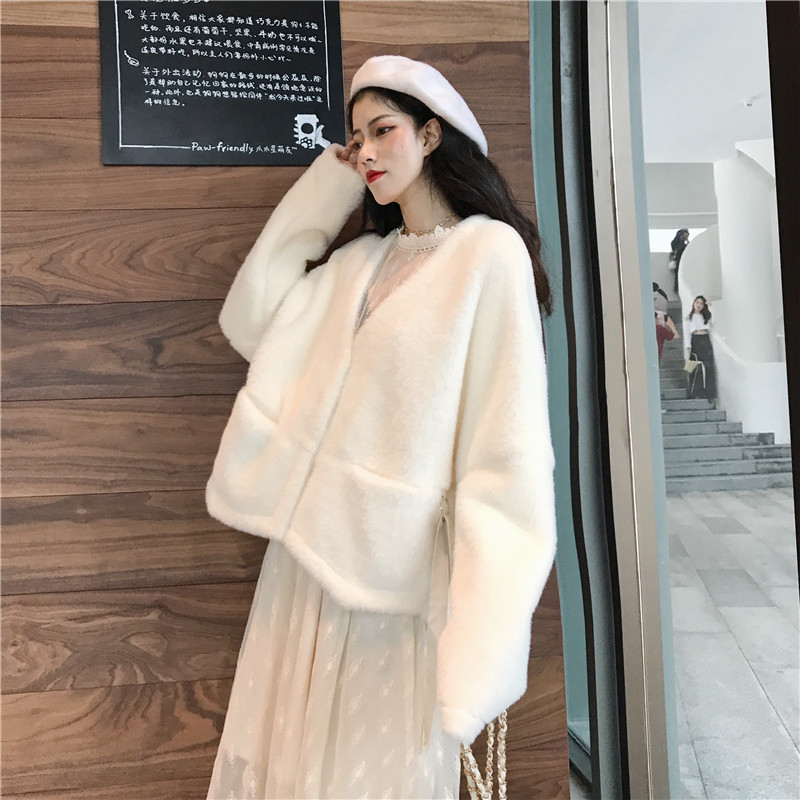 เสื้อกันหนาว แขนยาว ขนแมวนุ่มสุดๆ ใส่แล้วเป็นคุณหนูขึ้นมาทันที งานดีพร้อมส่งจ้า สีขาวครีม