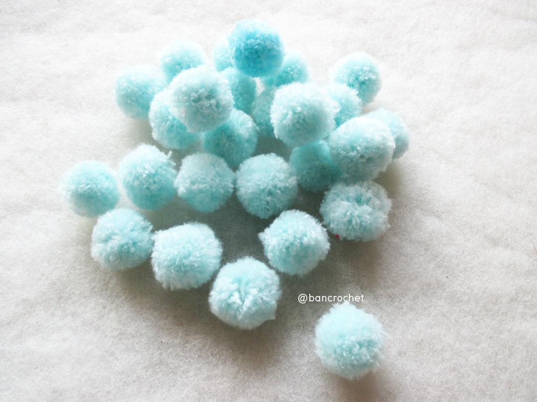 ปอมปอมไหมพรม ขนาด 2.5-3 ซม pom poms crochet ฟ้าอ่อน 2.5-3 ซม.