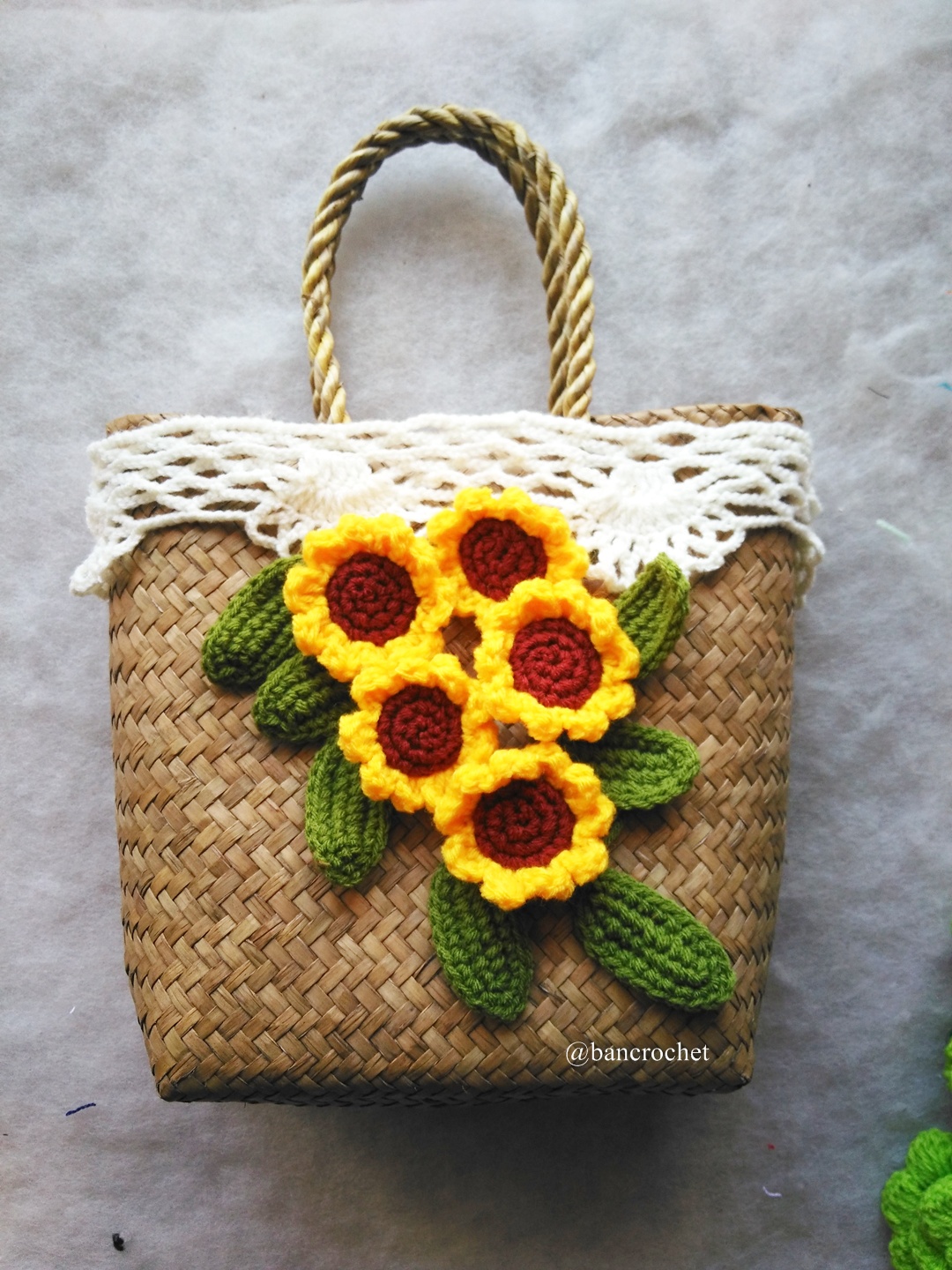 กระเป๋ากระจูดสาน ประดับดอกไม้ ขนาด 7*7*3.5*9.5 นิ้ว basket weave bags ธรรมชาติ 7*7*3.5*9.5 นิ้ว