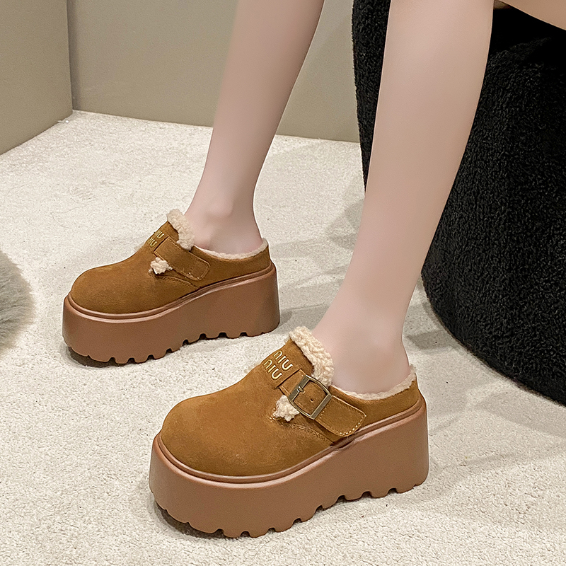 รองเท้าผ้าใบเสริมส้นสูง ไซต์35-39 สนใจทักแชท ฟรีค่าส่ง!