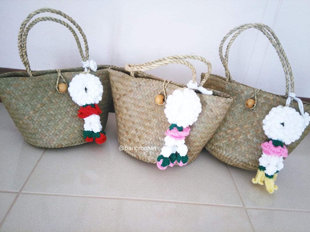 Bancrochet กระเป๋าสานกระจูดประดับพวงมาลัย grajood basket weave bags คละสี 7*10*7*12 นิ้ว