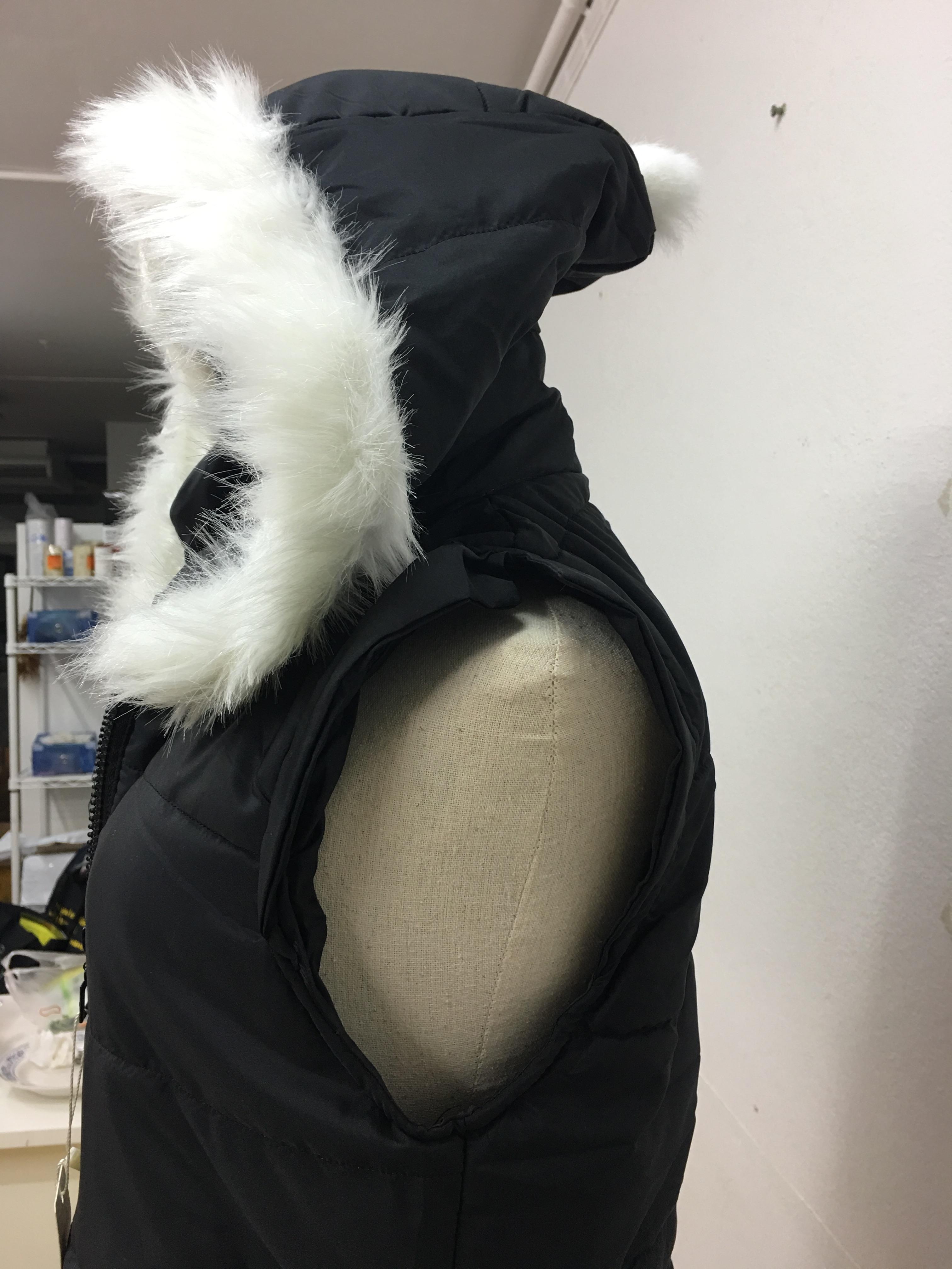 ** มีตำหนิ**เสื้อกั๊กกันหนาว บุนวมฟูๆ แต่งขนเฟอร์สีขาวที่ฮู้ด ผ้าร่มเนื้อดีกันลม เกาหลีมากๆ